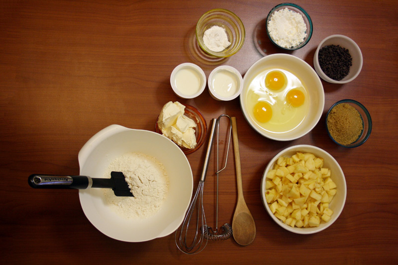 Ingredienti per ricetta plumcake allo yougurt con mela e cioccolato