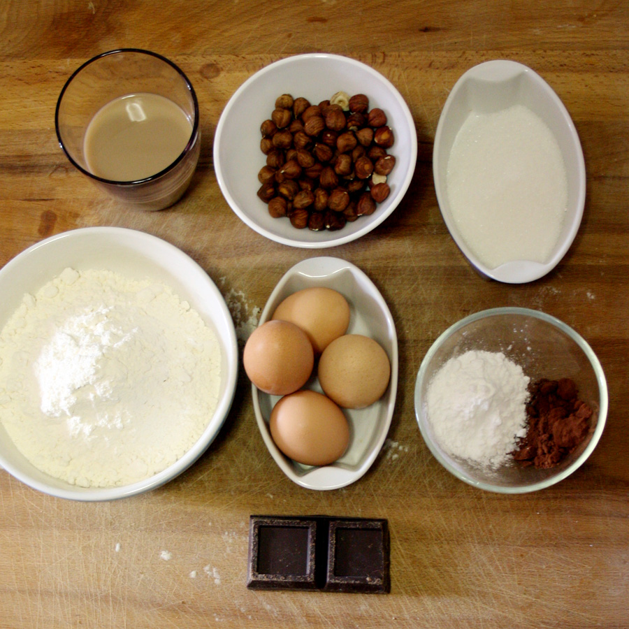 Ingredienti ricetta torta cioccolato e nocciole