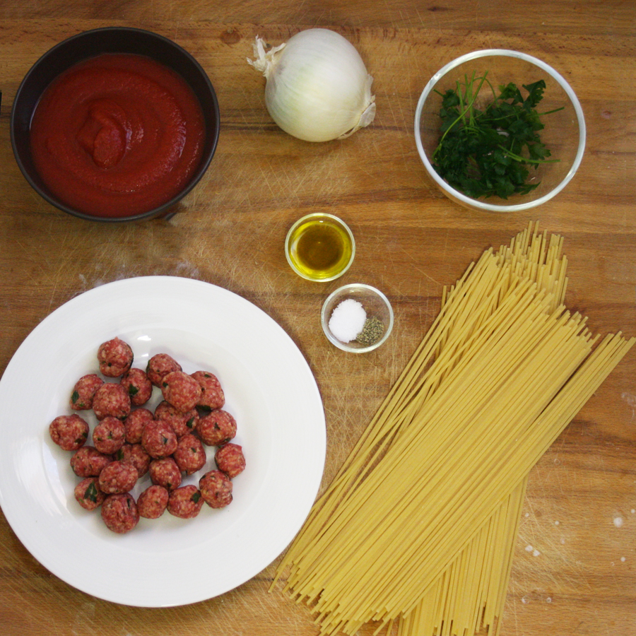Ingredienti ricetta tagliatelle con polpette e pomodoro