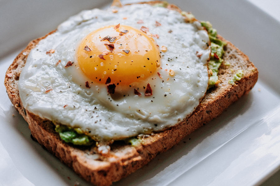 5 idee per una colazione sana: pane tostato, avocado e uova