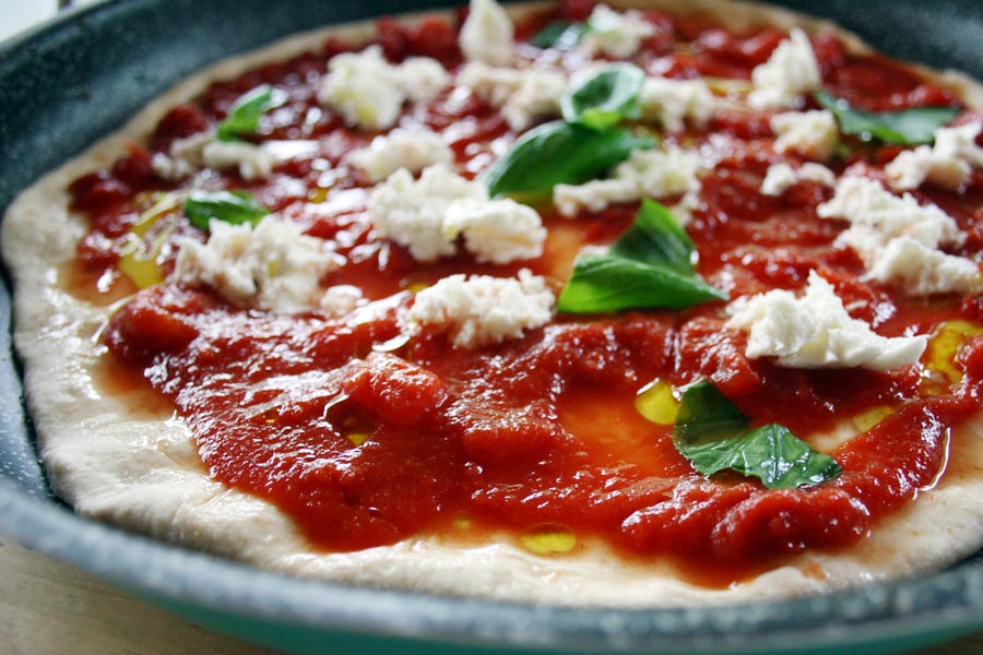 Ecco le dosi perfette per preparare la tua pasta per pizza fatta in casa fragrante e gustosissima! Realizzala in pochi e semplici passaggi, prova!