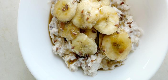 Ricetta del porridge con banane caramellate